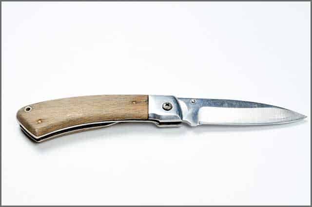 A bread knife with a wooden blade