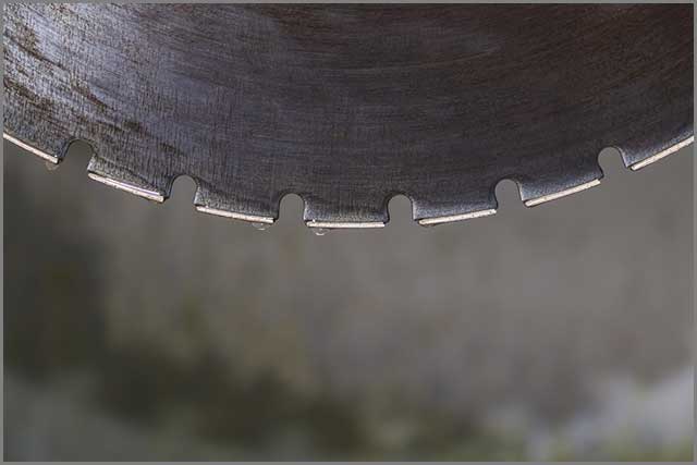 Diamond industrial saw blade with grooves