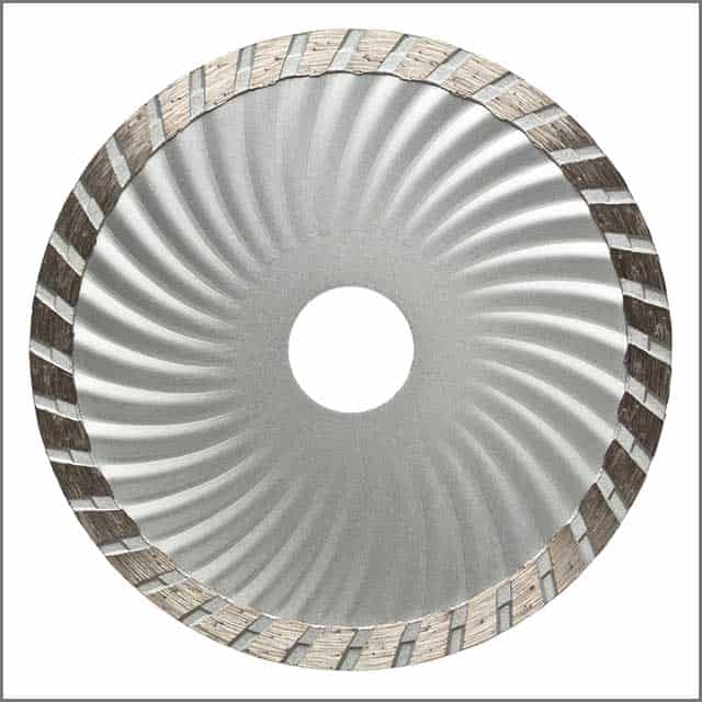 Circular saw for cutting masonry materials