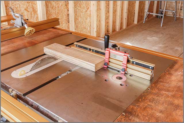 Miter fence on a table saw