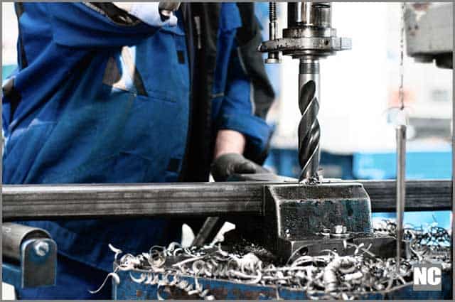 Making a hole in a circular bar with a machine and drill bits