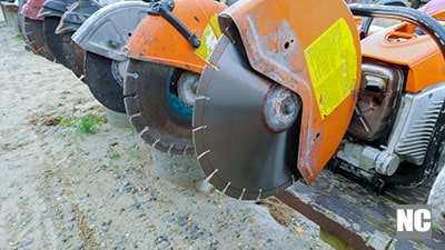 Profile on the blade of an asphalt or concrete cutter