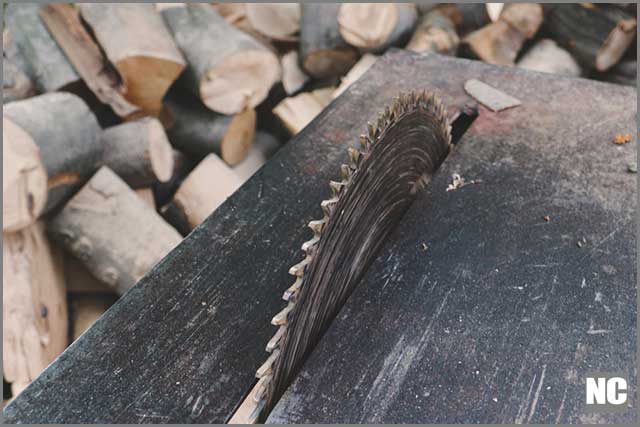 A circular saw blade for dry-cutting technique