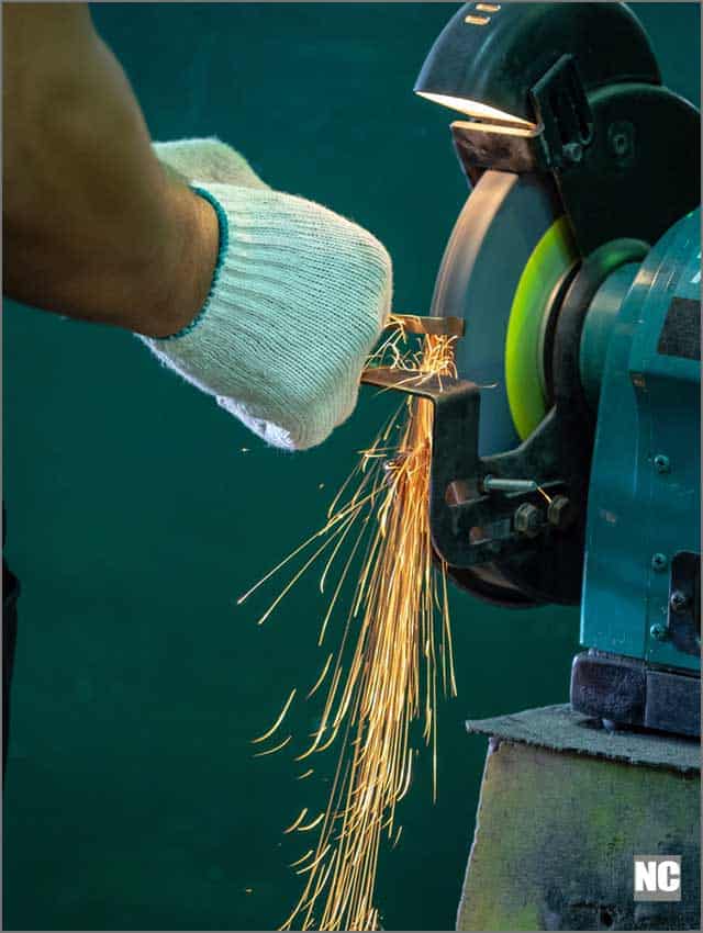 Electrical grinding machine at work in the service station