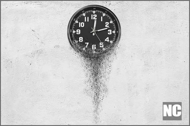 Wall clock showing time on a concrete surface.