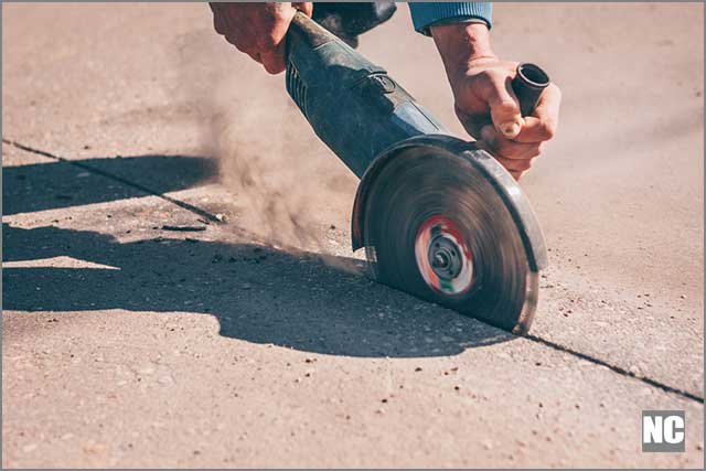 Asphalt cutting blades can use dry or wet cutting technique