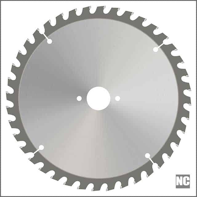 Saw blade with a defined tooth for smooth cutting