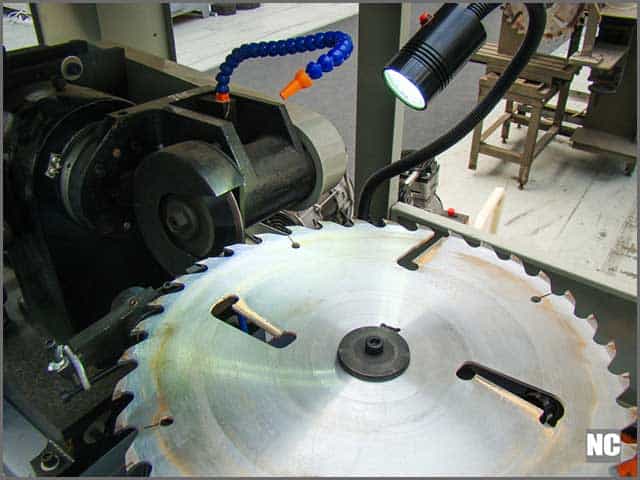 CNC automatic sharpening of a circular cold cut blade