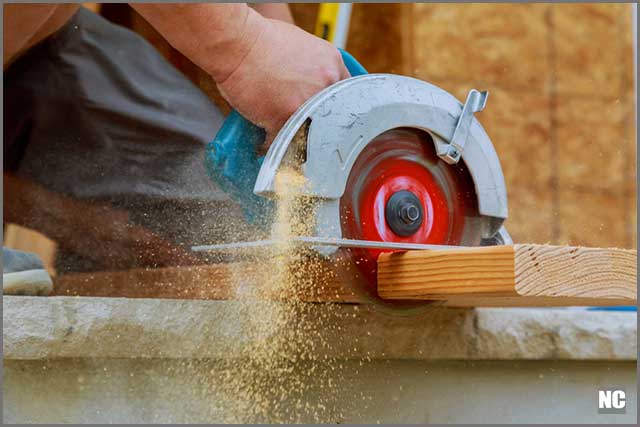 Cutting the circular saw blade shows its cover