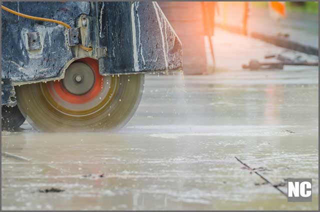 Wetness of saw reduces vibration on impact