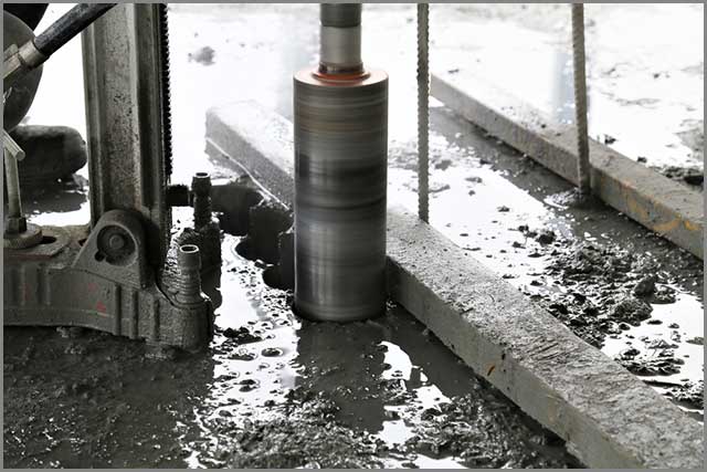 Wet diamond core drill bit used in an environment without electricity 
