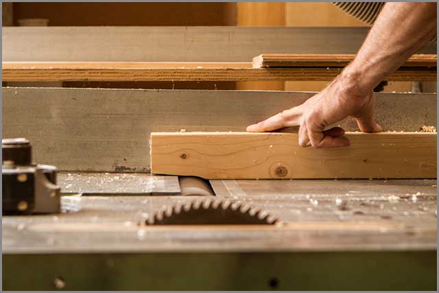 wood planks about to be cut by the wood blade