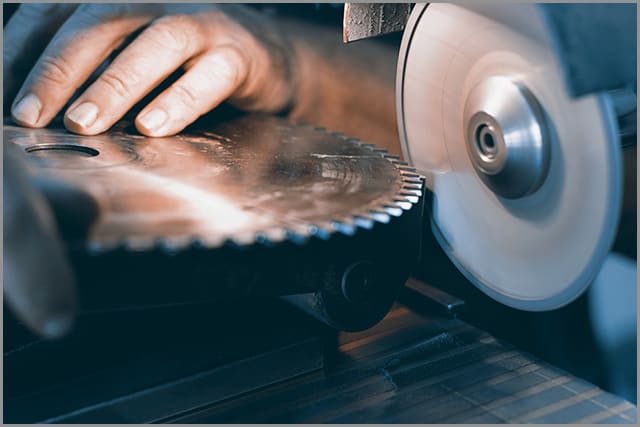 Resharpening of Cold saw blade using a sharpening tool