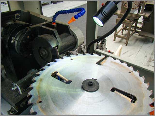 Ongoing automatic saw blade sharpening process