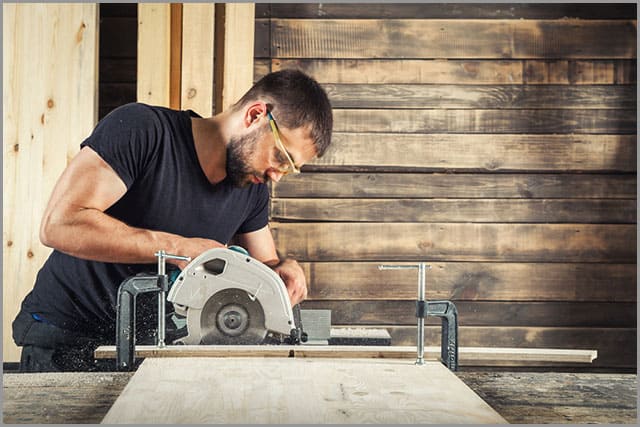 How to Cut Wood--Cutting a wooden board with a circular saw