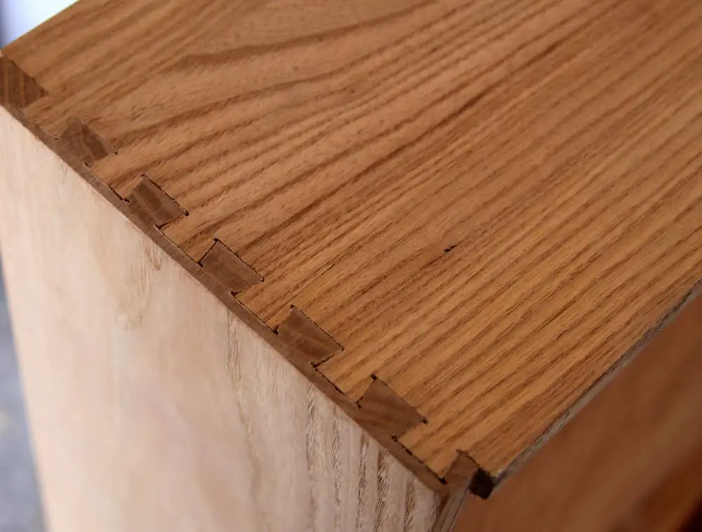 A single-lap dovetail joint is in use