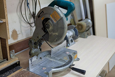 Compound miter saw