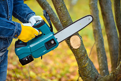Using a battery chainsaw