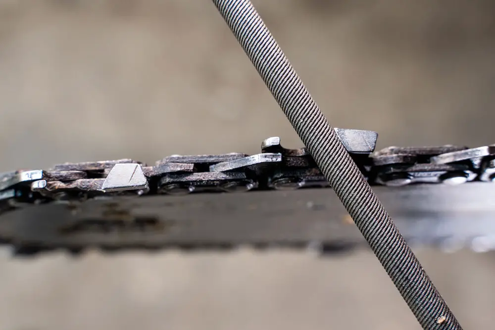 Sharpening a chainsaw chain