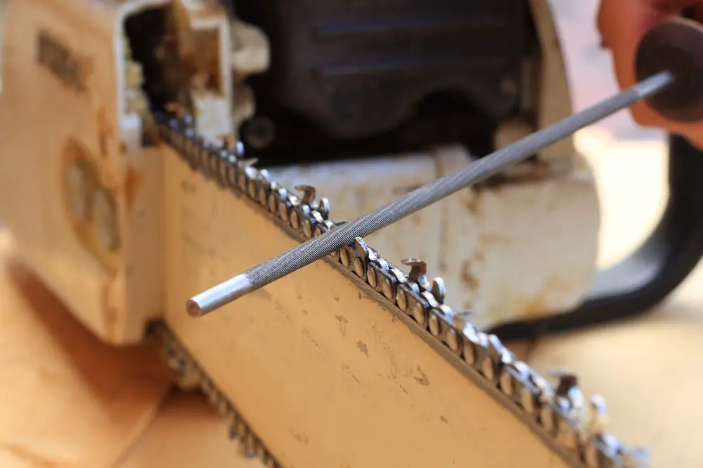 Sharpening chainsaw chain while attached to the bar