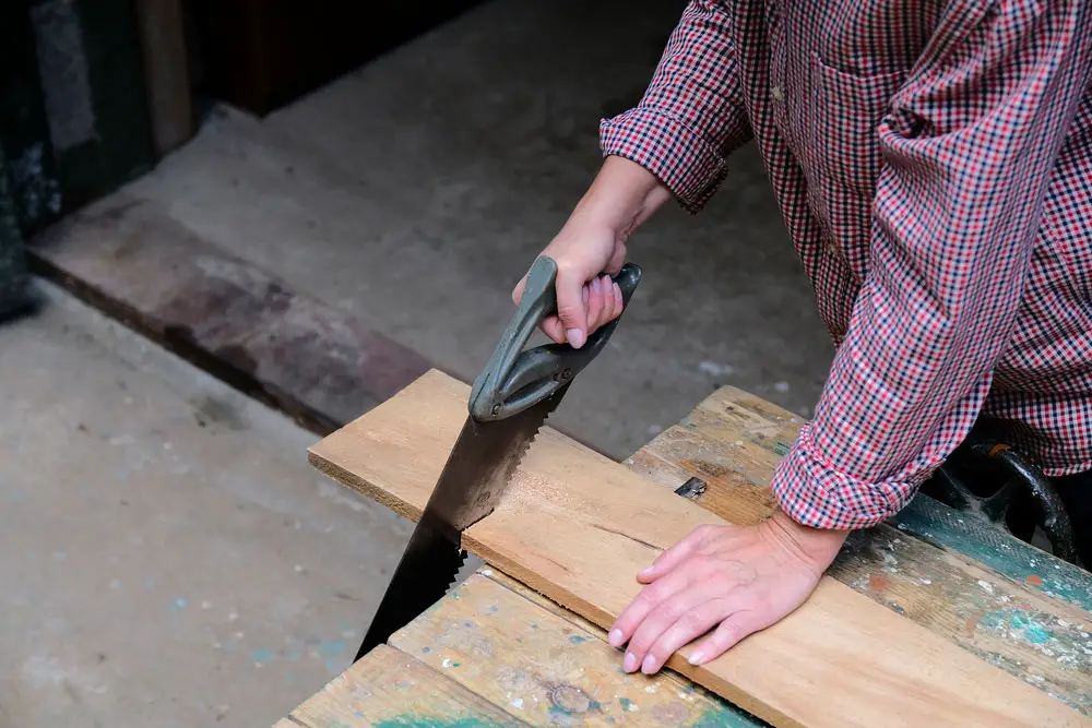 Hand Saws for Woodworking:  Cut wood with a hand saw